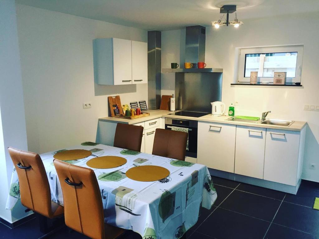 Appartement Duplex Pour 3-4 Personnes A Ciney Εξωτερικό φωτογραφία